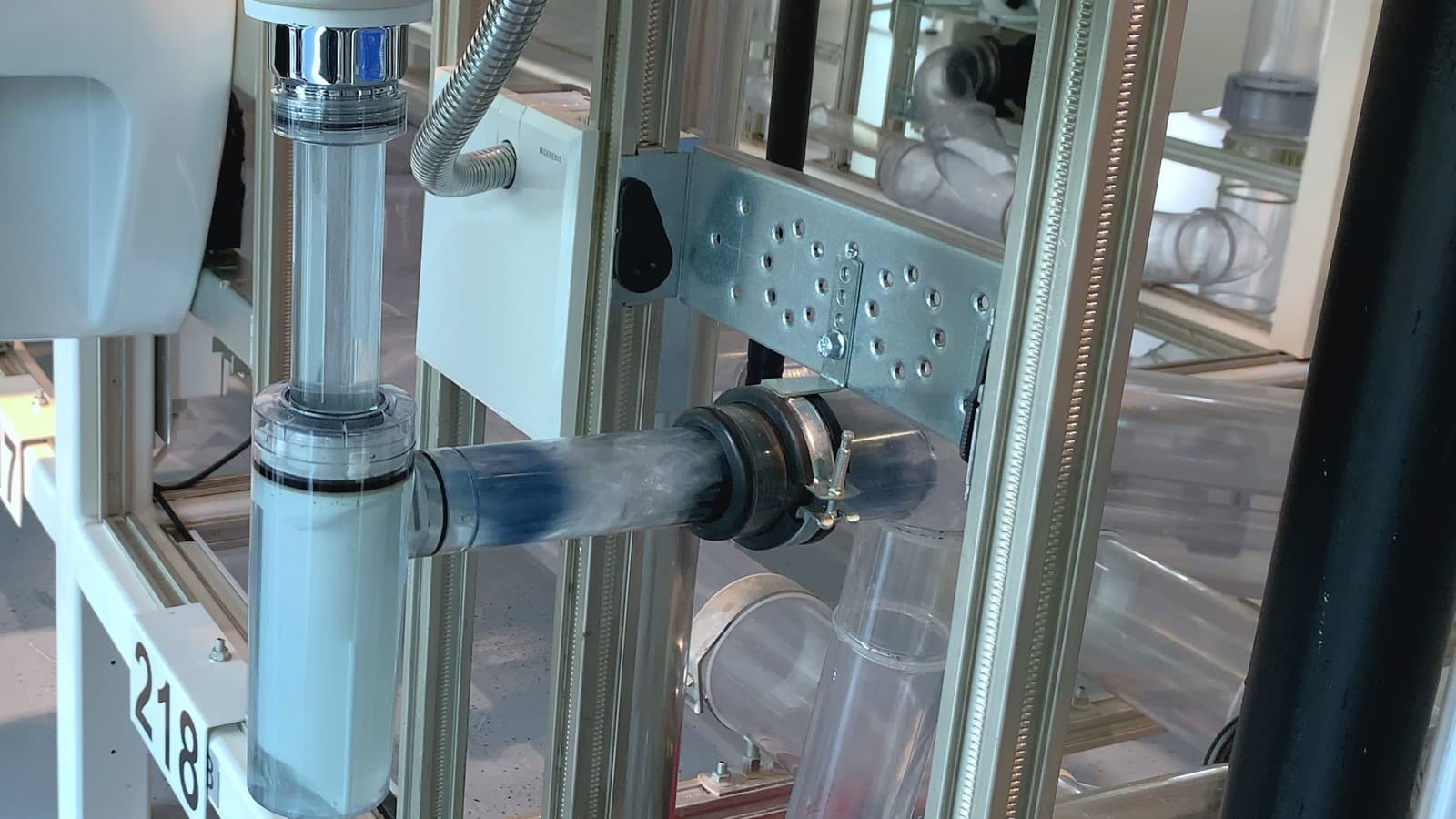 De verstopping komt los en wordt weggespoeld De verstopping komt los en wordt weggespoeld