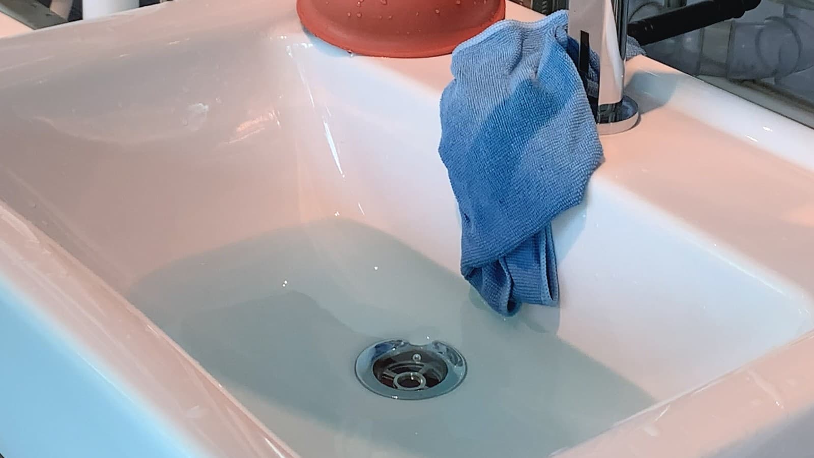 Het water stroomt weg uit de wastafel Het water stroomt weg uit de wastafel