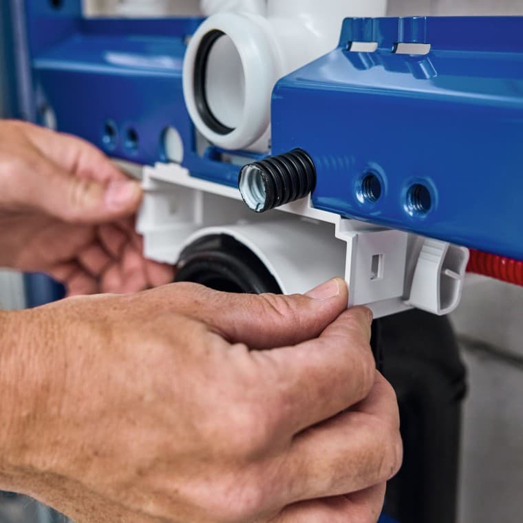 De installateur installeert het installatie-element voor het toilet en monteert de behuizing van de Geberit Power & Connect Box. De installateur installeert het installatie-element voor het toilet en monteert de behuizing van de Geberit Power & Connect Box.