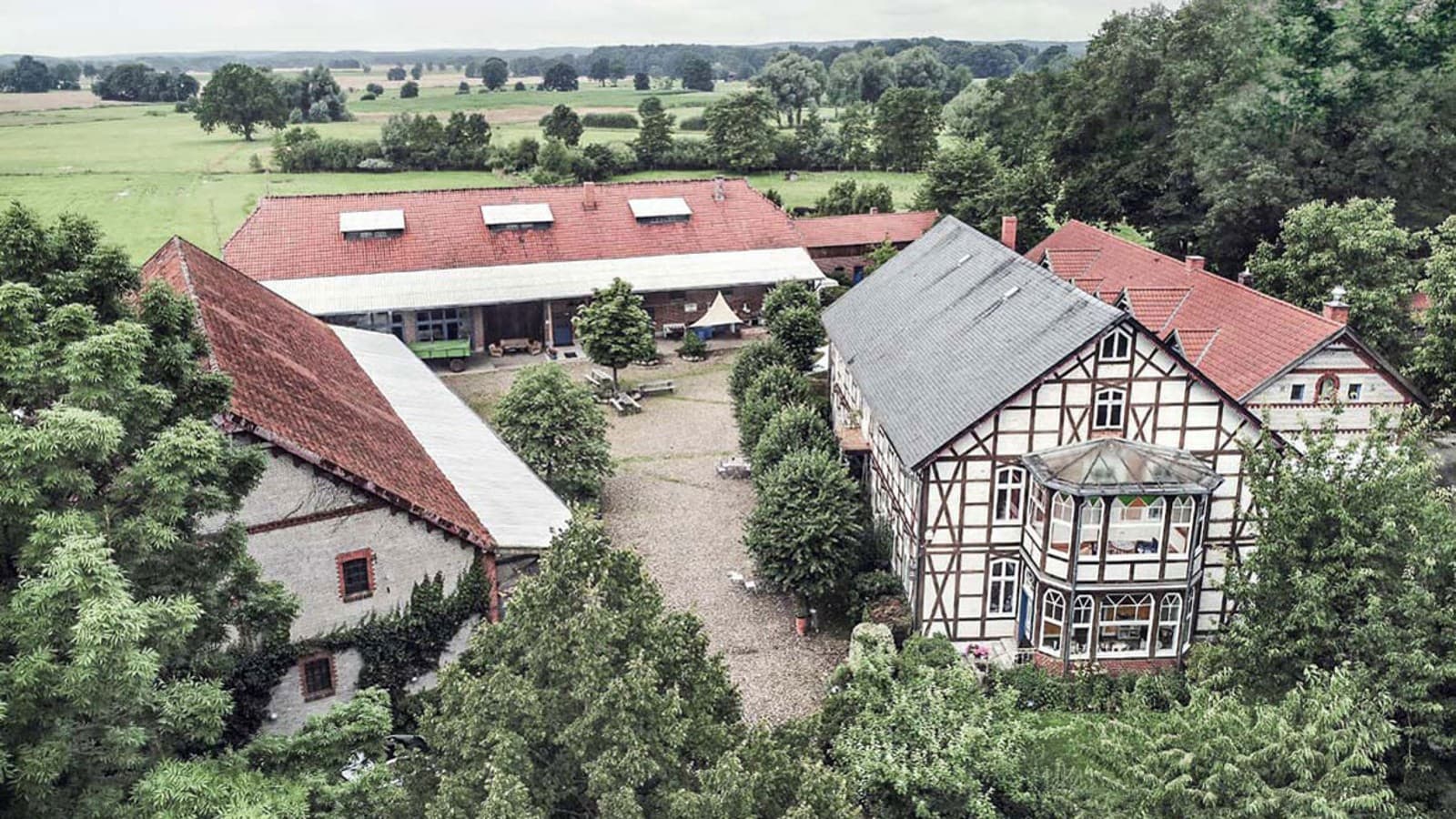 Voor ‘Ein Ding der Möglichkeit’ vonden de projecteigenaars een thuis in Noord-Duitsland. Op het uitgestrekte terrein staan verschillende gebouwen, waaronder een vakwerkhuis (© Geberit) Voor ‘Ein Ding der Möglichkeit’ vonden de projecteigenaars een thuis in Noord-Duitsland. Op het uitgestrekte terrein staan verschillende gebouwen, waaronder een vakwerkhuis (© Geberit)
