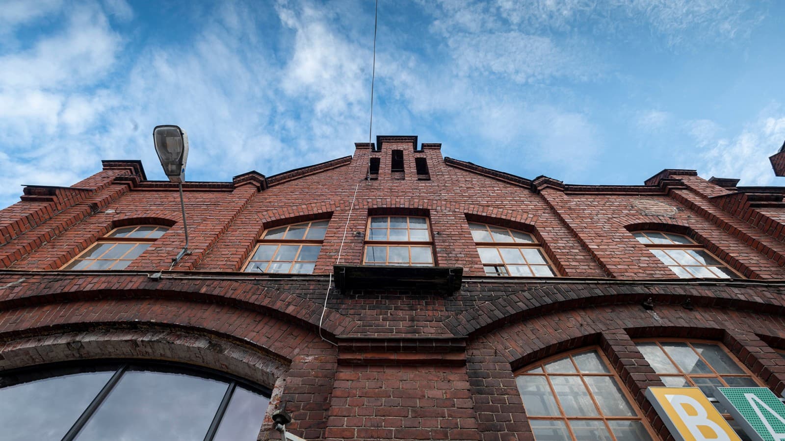 De spoorwegfabriek die op de werelderfgoedlijst staat, wordt beschouwd als een van de beroemdste industriële gebouwen van Finland (© Kansallis Teatteri) De spoorwegfabriek die op de werelderfgoedlijst staat, wordt beschouwd als een van de beroemdste industriële gebouwen van Finland (© Kansallis Teatteri)