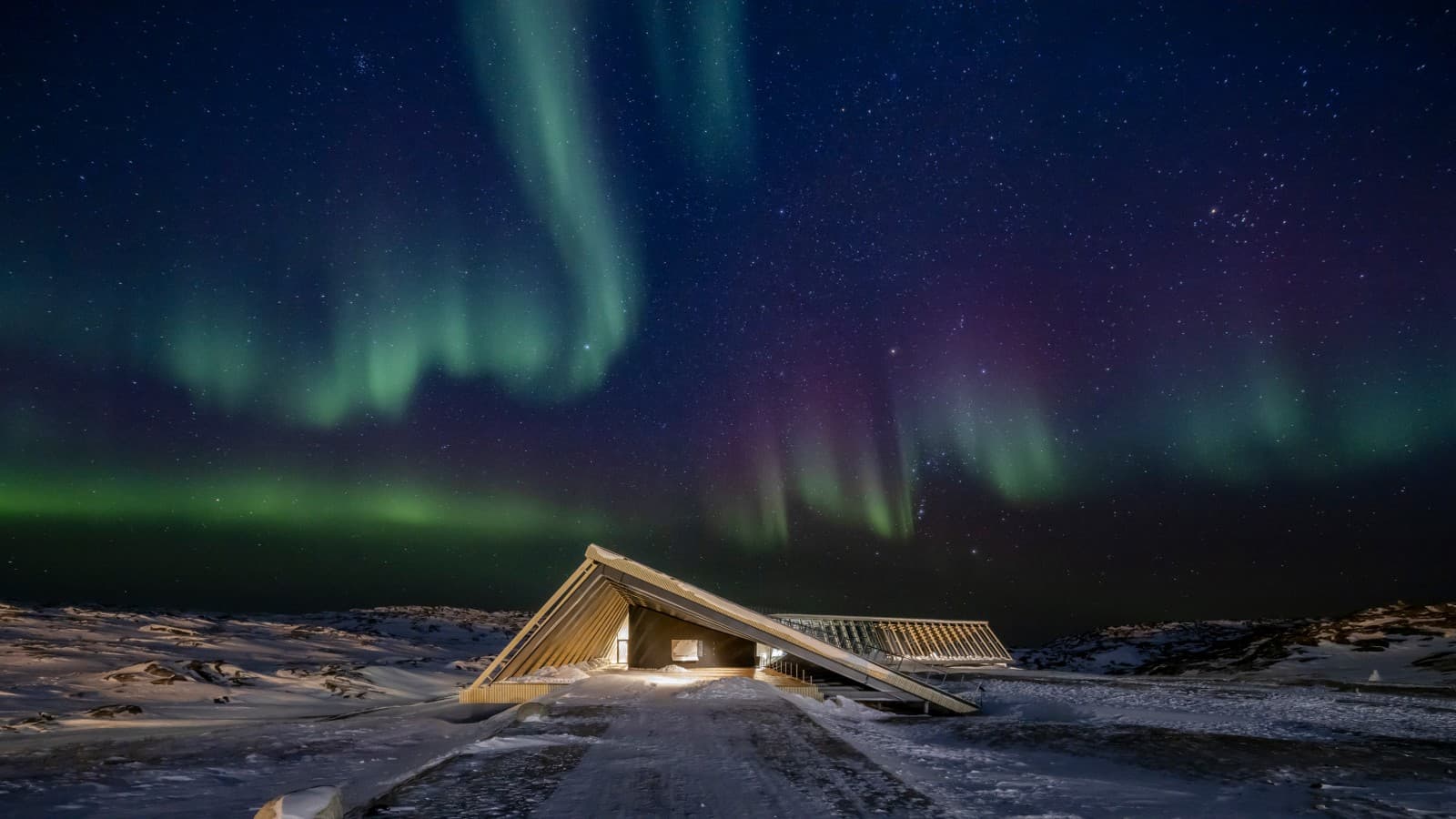 L’Icefjord Centre sous les spectaculaires aurores boréales de la nuit polaire groenlandaise (© Adam Mørk) L’Icefjord Centre sous les spectaculaires aurores boréales de la nuit polaire groenlandaise (© Adam Mørk)