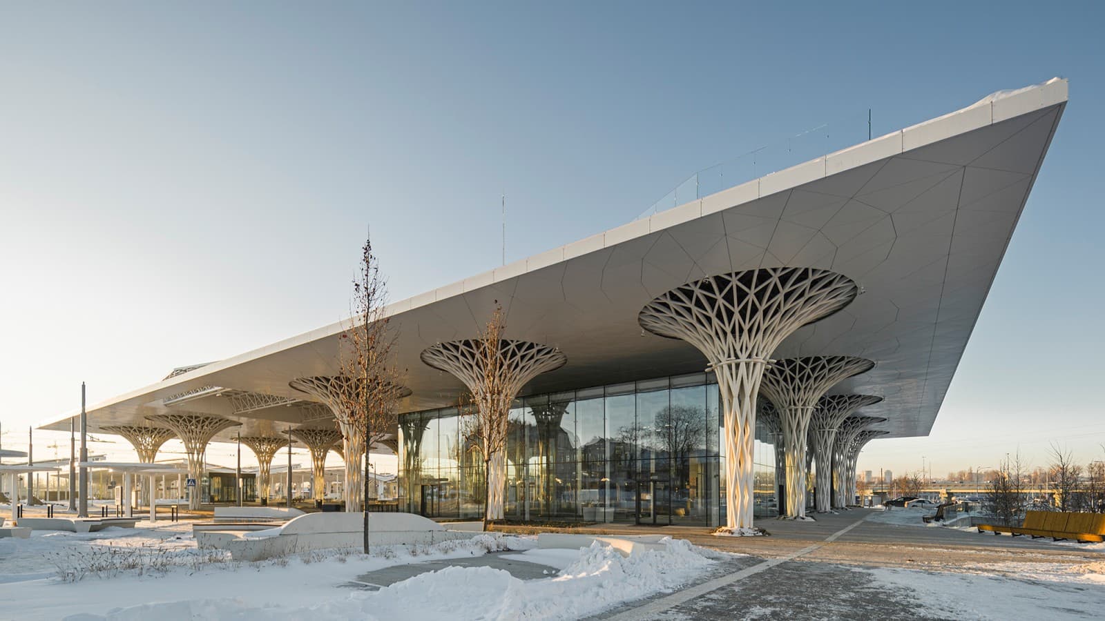 De glazen kubus van het metrostation van Lublin is ingebouwd in de structuur met een dak en opengewerkte kolommen (© Rafał Chojnacki) De glazen kubus van het metrostation van Lublin is ingebouwd in de structuur met een dak en opengewerkte kolommen (© Rafał Chojnacki)