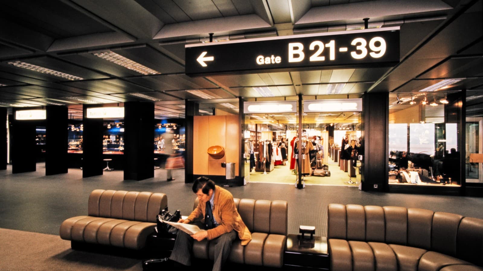 Interieurfoto van Terminal B op de luchthaven Zürich-Kloten uit de jaren 1980 (© ETH-Bibliothek Zürich) Interieurfoto van Terminal B op de luchthaven Zürich-Kloten uit de jaren 1980 (© ETH-Bibliothek Zürich)
