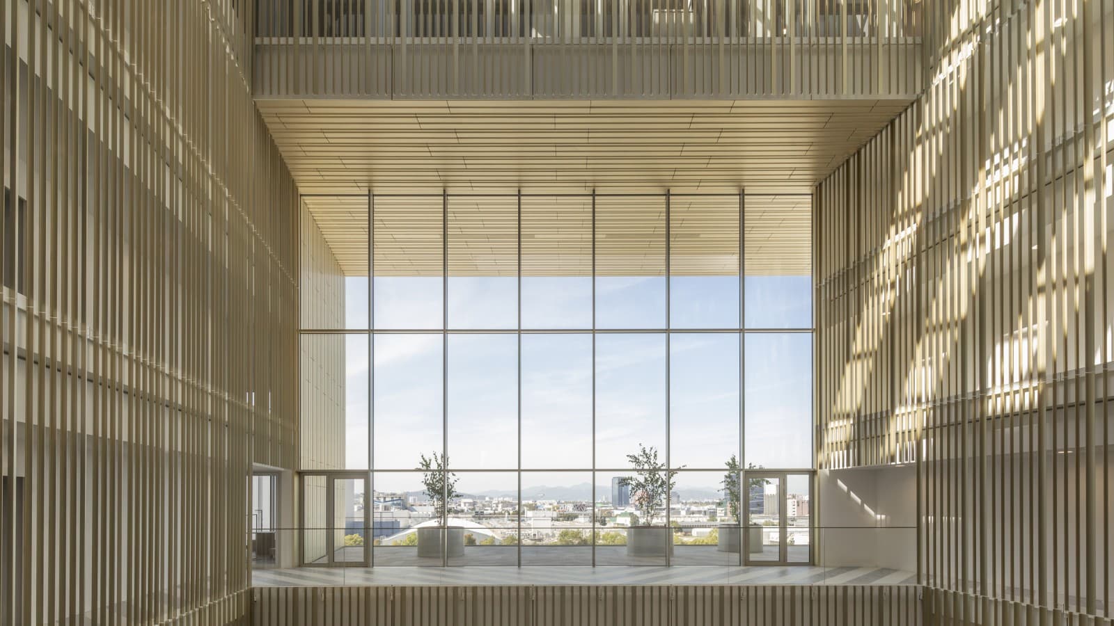 Het atrium is bekleed met vergulde aluminium profielen, waarvan de kleuren veranderen afhankelijk van de stand van de zon (© Ana Skobe) Het atrium is bekleed met vergulde aluminium profielen, waarvan de kleuren veranderen afhankelijk van de stand van de zon (© Ana Skobe)