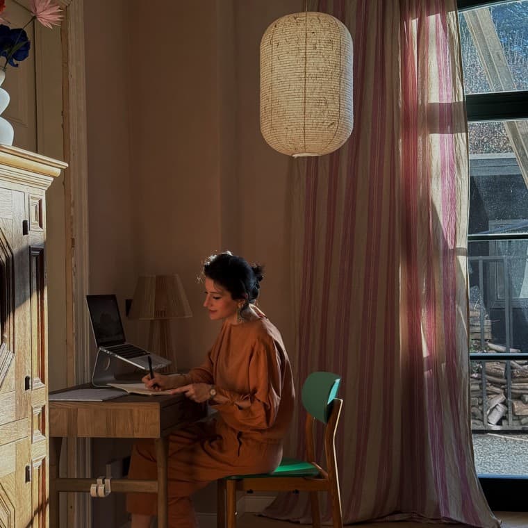 Büşra Qadir noemt haar interieurstijl 'Fusion Living' en combineert daarmee culturen, stijlen en kleuren (© Büşra Qadir) Büşra Qadir noemt haar interieurstijl 'Fusion Living' en combineert daarmee culturen, stijlen en kleuren (© Büşra Qadir)