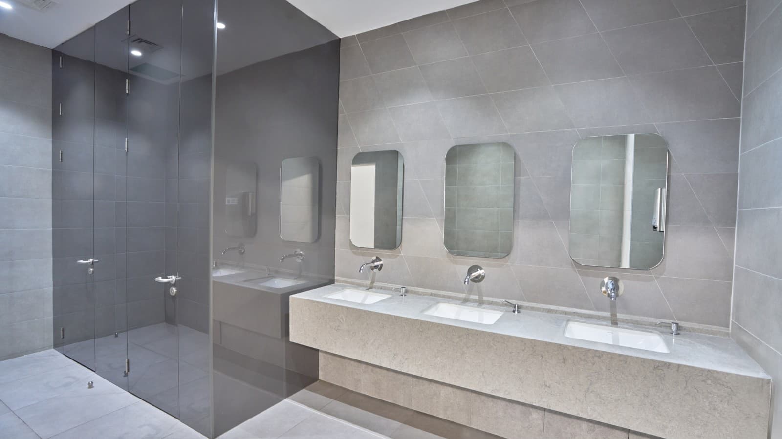 Eenvoudig en elegant: Geberit VariForm-wastafels en Piave-kranen. © Oğuzhan Kasar Eenvoudig en elegant: Geberit VariForm-wastafels en Piave-kranen. © Oğuzhan Kasar