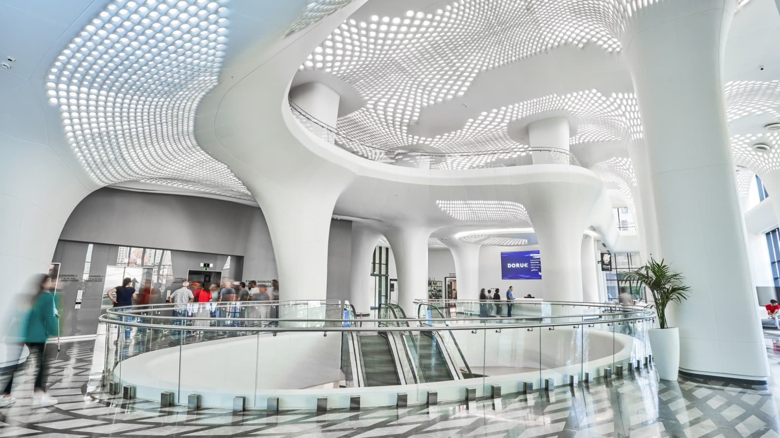 Futuristisch en overspoeld met licht: Het Doruk Nilüfer Hospital in Bursa geeft de voorkeur aan ruime kamers en organische vormen. (© Doruk Hospital) Futuristisch en overspoeld met licht: Het Doruk Nilüfer Hospital in Bursa geeft de voorkeur aan ruime kamers en organische vormen. (© Doruk Hospital)