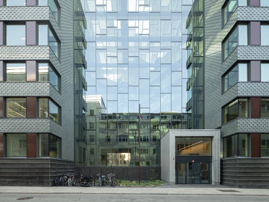 Drie voorheen afzonderlijke gebouwdelen werden door een gemeenschappelijke binnenplaats tot één nieuw geheel samengevoegd (© baraBild) Drie voorheen afzonderlijke gebouwdelen werden door een gemeenschappelijke binnenplaats tot één nieuw geheel samengevoegd (© baraBild)