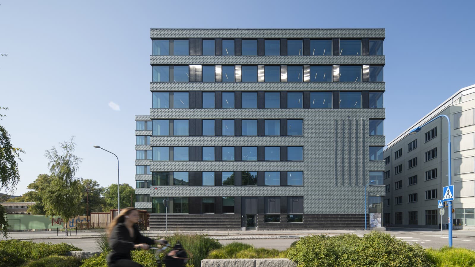 De gevel van leisteen en geïntegreerde zonnepanelen zorgt voor energie-efficiëntie (© baraBild) De gevel van leisteen en geïntegreerde zonnepanelen zorgt voor energie-efficiëntie (© baraBild)