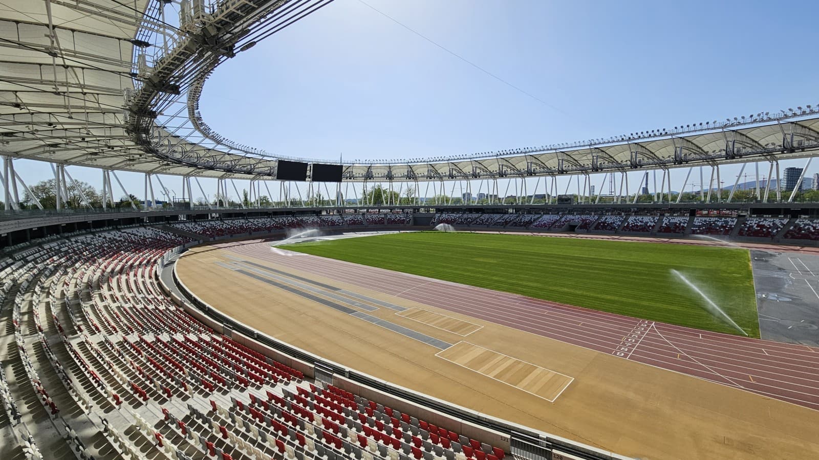 Het centrale plein is bedoeld voor grote evenementen, maar halverwege is er een brede laan voor openbaar gebruik (© Geberit) Het centrale plein is bedoeld voor grote evenementen, maar halverwege is er een brede laan voor openbaar gebruik (© Geberit)