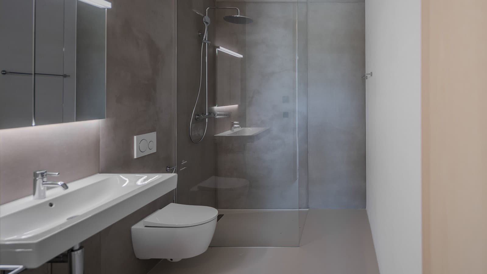 De badkamers zijn uitgerust met Geberit wc's en wastafels. (© Openly / Jens Ellensohn) De badkamers zijn uitgerust met Geberit wc's en wastafels. (© Openly / Jens Ellensohn)