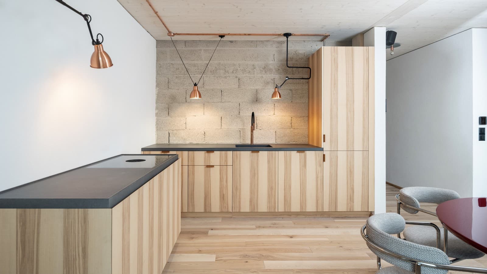 Voor de binneninrichting wordt hout uit regionale en gecertificeerde bosbouw gebruikt. (© Openly / Jens Ellensohn) Voor de binneninrichting wordt hout uit regionale en gecertificeerde bosbouw gebruikt. (© Openly / Jens Ellensohn)