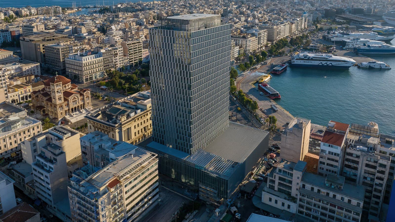 Een nieuw gezicht voor de oude reus (© George Fakaros) Een nieuw gezicht voor de oude reus (© George Fakaros)