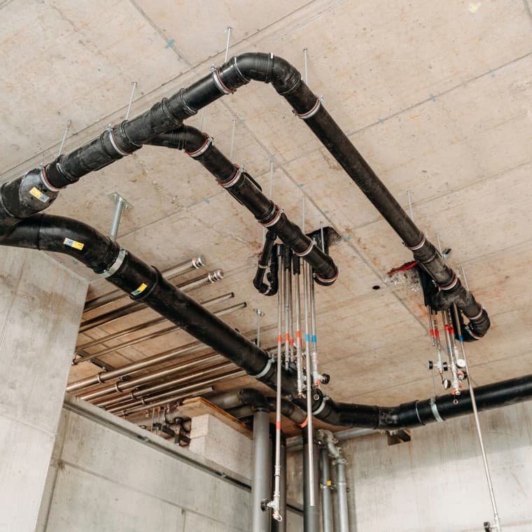 Tour résidentielle DS 90 : canalisations collectrices dans le hall d’entrée Tour résidentielle DS 90 : canalisations collectrices dans le hall d’entrée