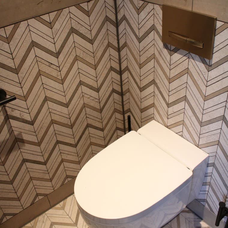 La plaque de commande Sigma50 apporte une touche d’élégance intemporelle (© Geberit) La plaque de commande Sigma50 apporte une touche d’élégance intemporelle (© Geberit)