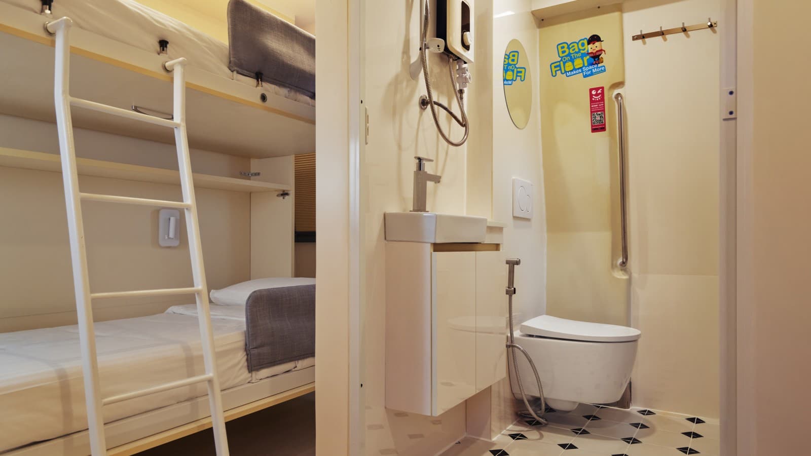 Clever: De op maat gemaakte bedden kunnen eenvoudig worden ingeklapt als ze niet worden gebruikt (© Watson Lau) Clever: De op maat gemaakte bedden kunnen eenvoudig worden ingeklapt als ze niet worden gebruikt (© Watson Lau)