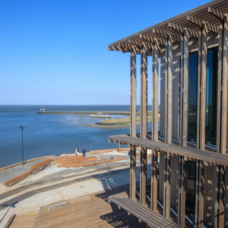 De Deense sterarchitecte Dorte Mandrup heeft het nieuwe gebouw speciaal ontworpen voor de barre klimatologische omstandigheden (© Tjeerd Visser) De Deense sterarchitecte Dorte Mandrup heeft het nieuwe gebouw speciaal ontworpen voor de barre klimatologische omstandigheden (© Tjeerd Visser)