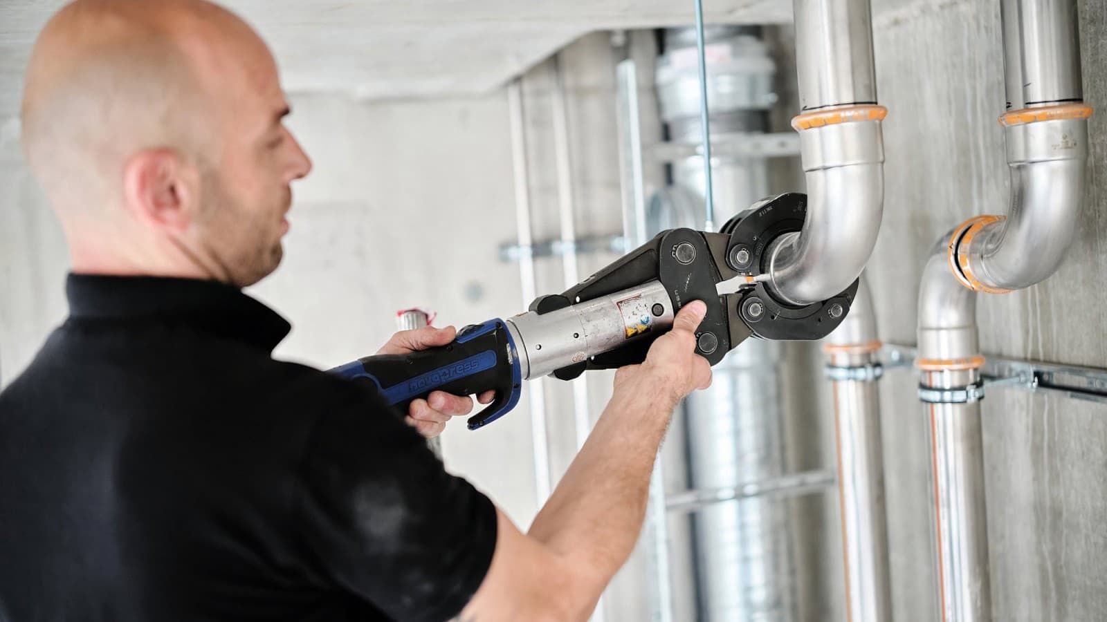 Danijel Pupic, installateur sanitaire, utilise le système Geberit Mapress Therm Danijel Pupic, installateur sanitaire, utilise le système Geberit Mapress Therm
