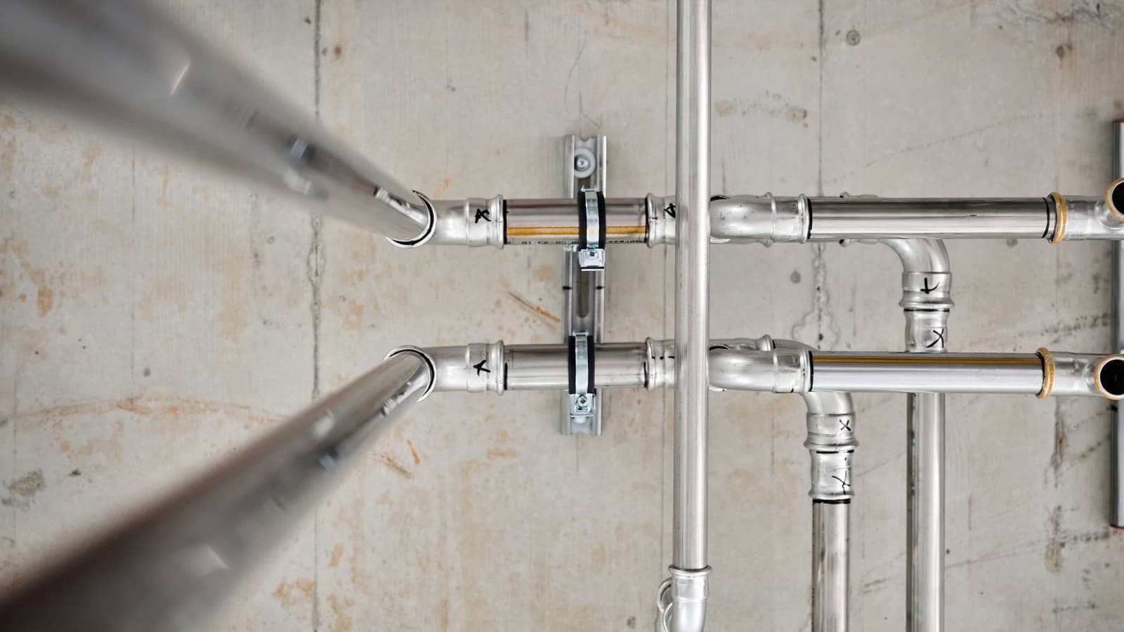 Geberit Mapress Therm a été utilisé dans le centre logistique d'AMF pour les applications d'air comprimé et de chauffage. Geberit Mapress Therm a été utilisé dans le centre logistique d'AMF pour les applications d'air comprimé et de chauffage.