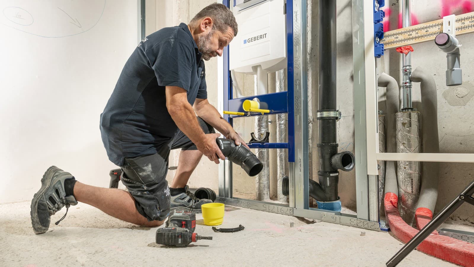 De sanitaire toestellen worden rechtstreeks op de standleiding aangesloten zonder dat er een omloopleiding nodig is De sanitaire toestellen worden rechtstreeks op de standleiding aangesloten zonder dat er een omloopleiding nodig is