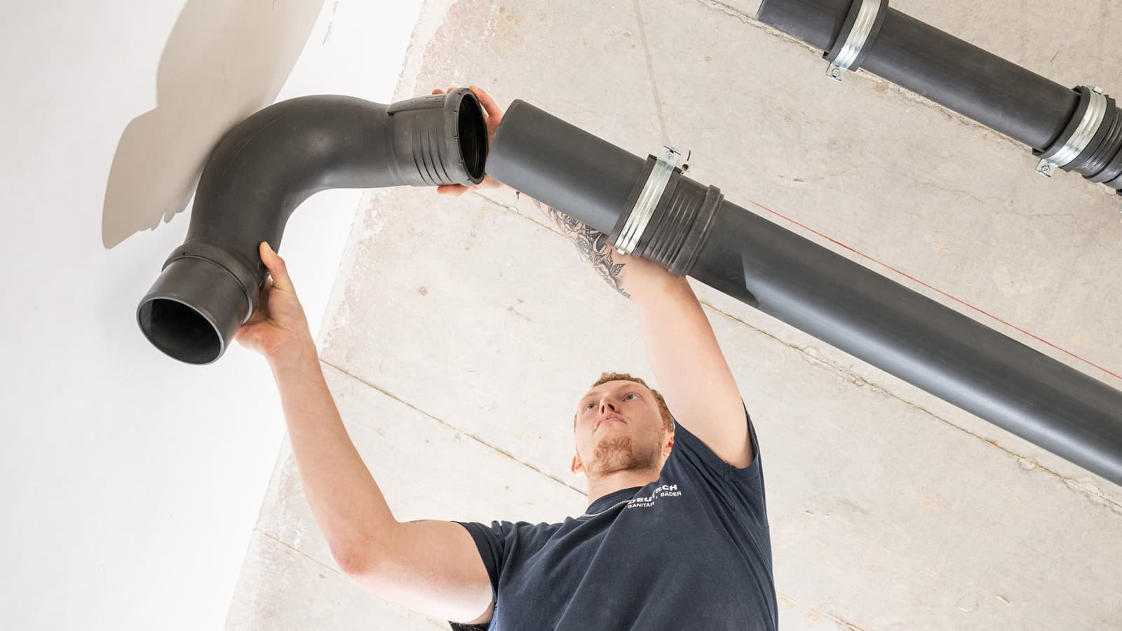 Installatie van de Geberit Silent-Pro BackFlip bocht in plaats van de conventionele richtingsverandering met 45°-bochten Installatie van de Geberit Silent-Pro BackFlip bocht in plaats van de conventionele richtingsverandering met 45°-bochten