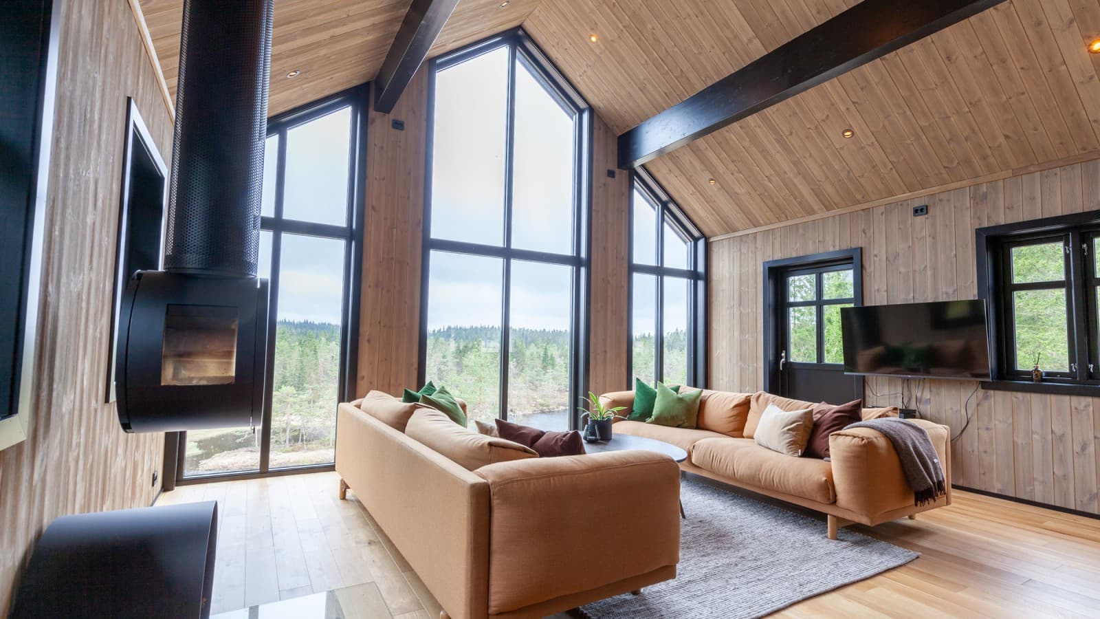 L'intérieur de ce château de conte de fées est chaleureux grâce au bois et lumineux grâce à ses grandes baies vitrées (© Geberit) L'intérieur de ce château de conte de fées est chaleureux grâce au bois et lumineux grâce à ses grandes baies vitrées (© Geberit)