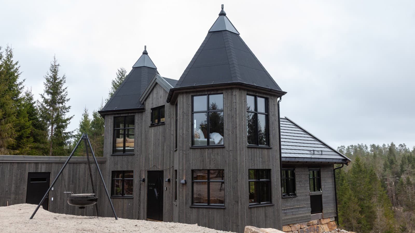 Un petit château de conte de fées, entièrement construit en bois dans les forêts du sud de la Norvège, peut être loué pour les vacances (© Geberit) Un petit château de conte de fées, entièrement construit en bois dans les forêts du sud de la Norvège, peut être loué pour les vacances (© Geberit)
