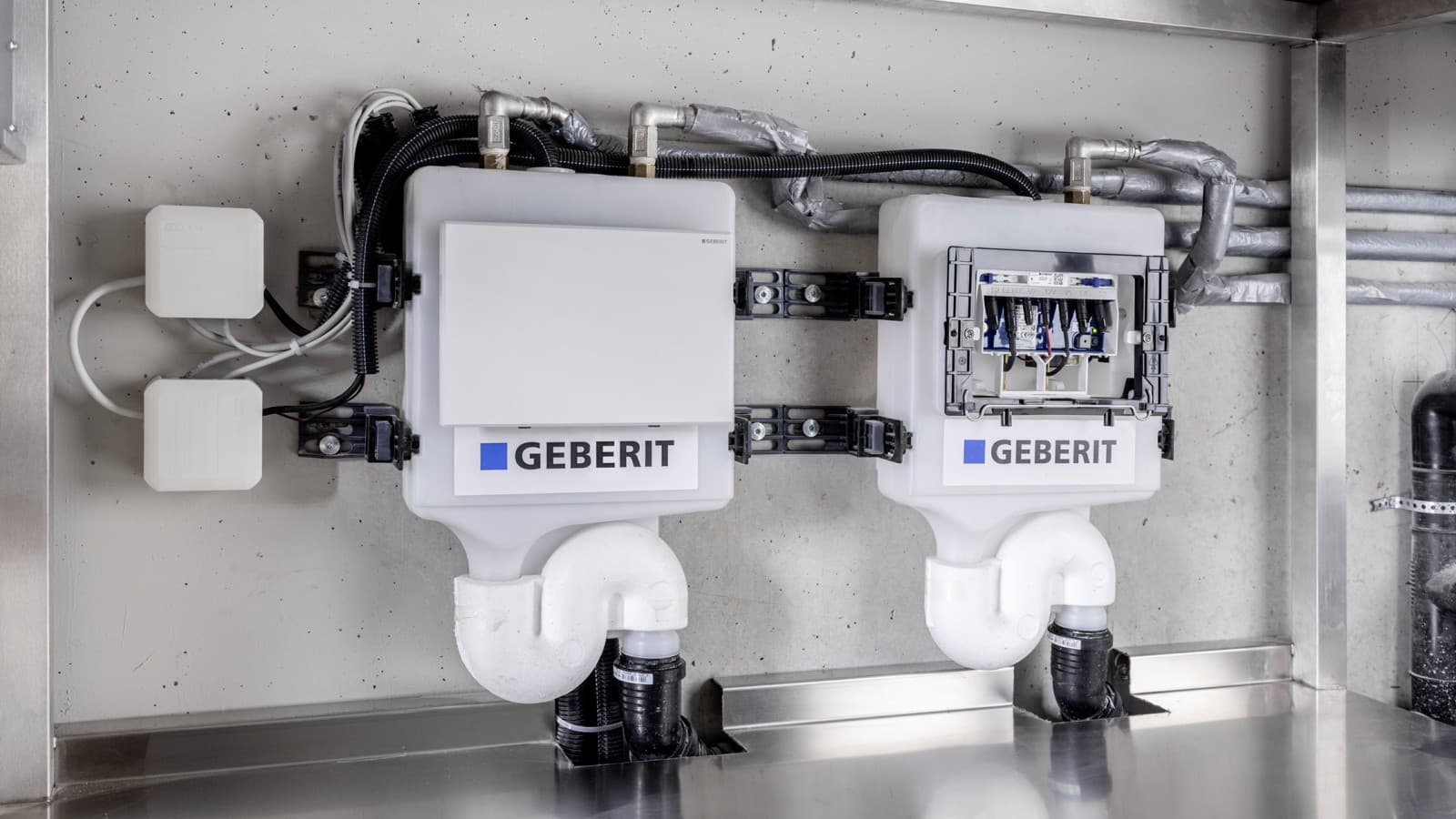 Deux systèmes de rinçage hygiénique Geberit HS50 garantissent l'hygiène de l'eau potable dans la cuisine industrielle de la zone de restauration Deux systèmes de rinçage hygiénique Geberit HS50 garantissent l'hygiène de l'eau potable dans la cuisine industrielle de la zone de restauration
