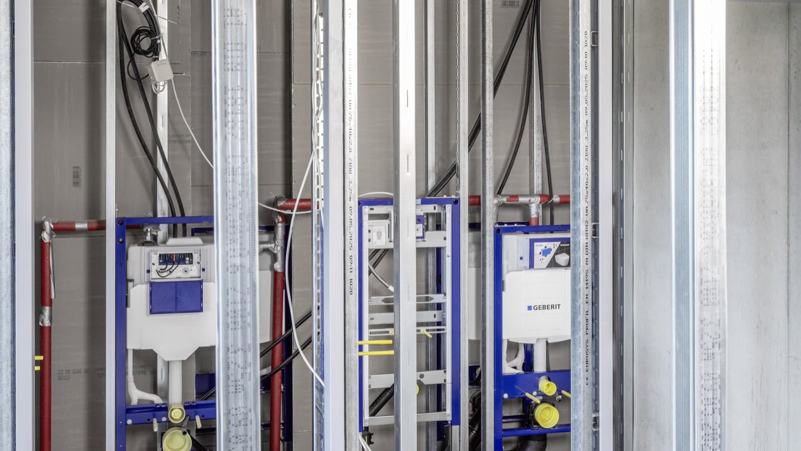 Les équipements sanitaires du Business Center ont été réalisés avec des éléments d'installation Geberit Duofix Les équipements sanitaires du Business Center ont été réalisés avec des éléments d'installation Geberit Duofix