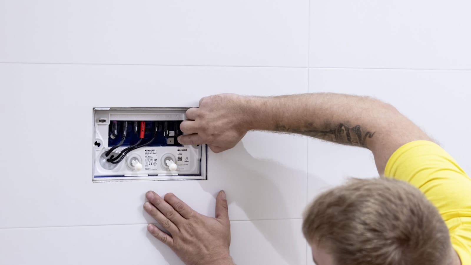 Dans les sanitaires, un système de rinçage hygiénique Geberit HS50 a été intégré dans le réservoir à encastrer au niveau du dernier point de prélèvement Dans les sanitaires, un système de rinçage hygiénique Geberit HS50 a été intégré dans le réservoir à encastrer au niveau du dernier point de prélèvement