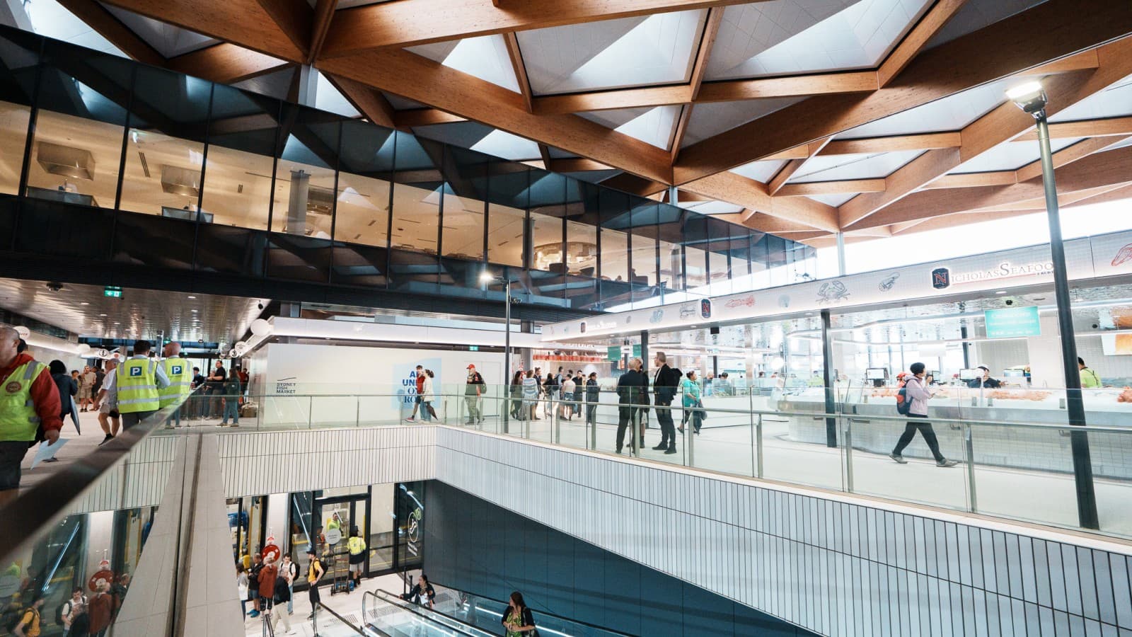 De open architectuur van de bovenste verdiepingen nodigt uit tot rondslenteren, winkelen en proeven (© Grainger Films) De open architectuur van de bovenste verdiepingen nodigt uit tot rondslenteren, winkelen en proeven (© Grainger Films)