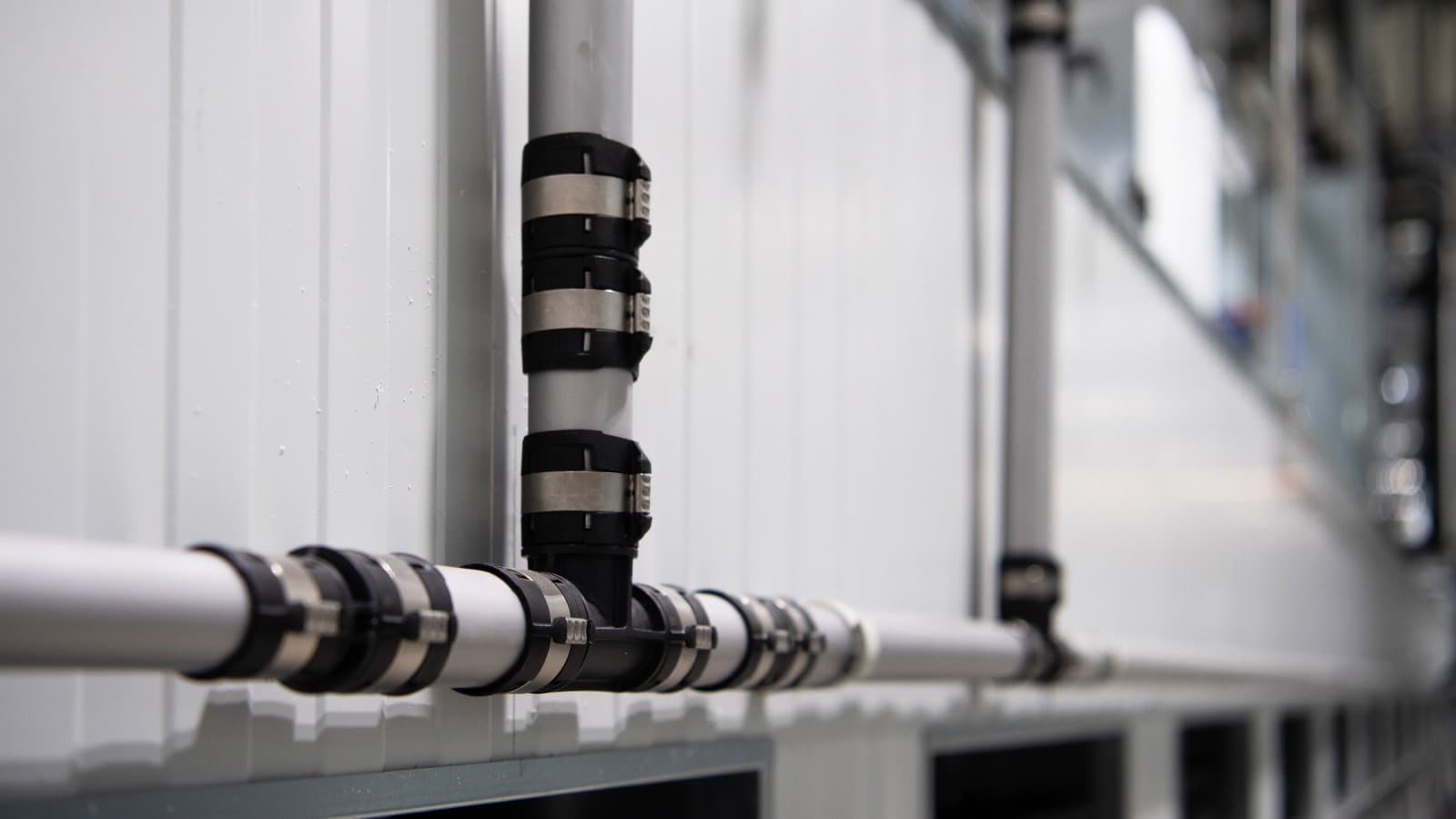 Avec ses tuyaux gris argenté, Geberit FlowFit s'intègre parfaitement au concept de couleurs du hall de production Avec ses tuyaux gris argenté, Geberit FlowFit s'intègre parfaitement au concept de couleurs du hall de production