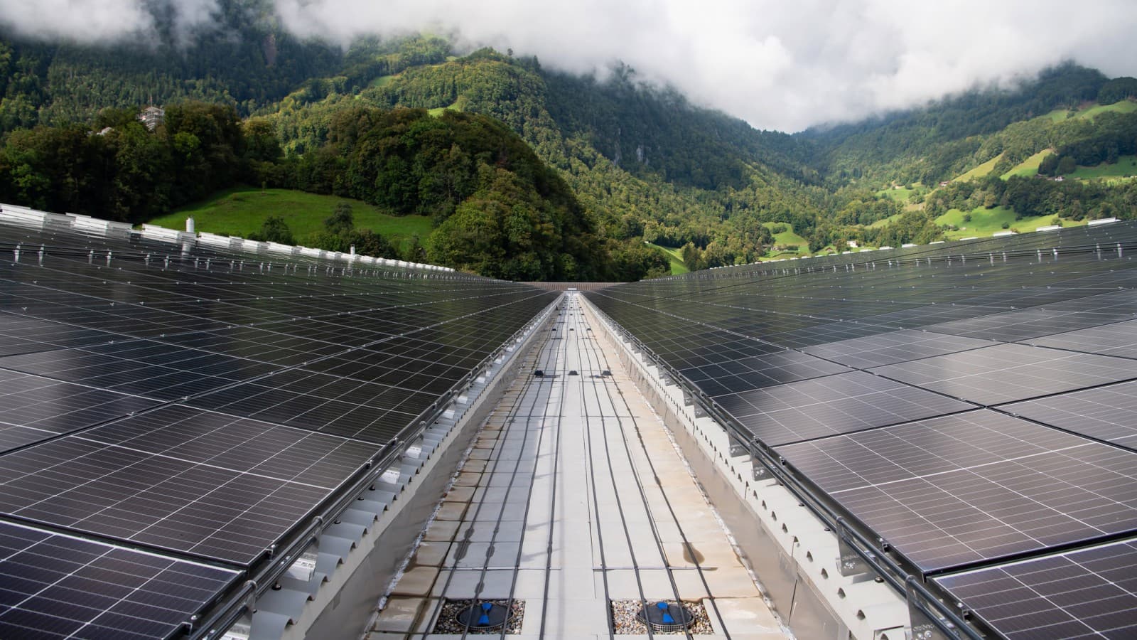 Production d'électricité solaire grâce à de grandes installations photovoltaïques et évacuation des eaux de toiture avec Geberit Pluvia Production d'électricité solaire grâce à de grandes installations photovoltaïques et évacuation des eaux de toiture avec Geberit Pluvia