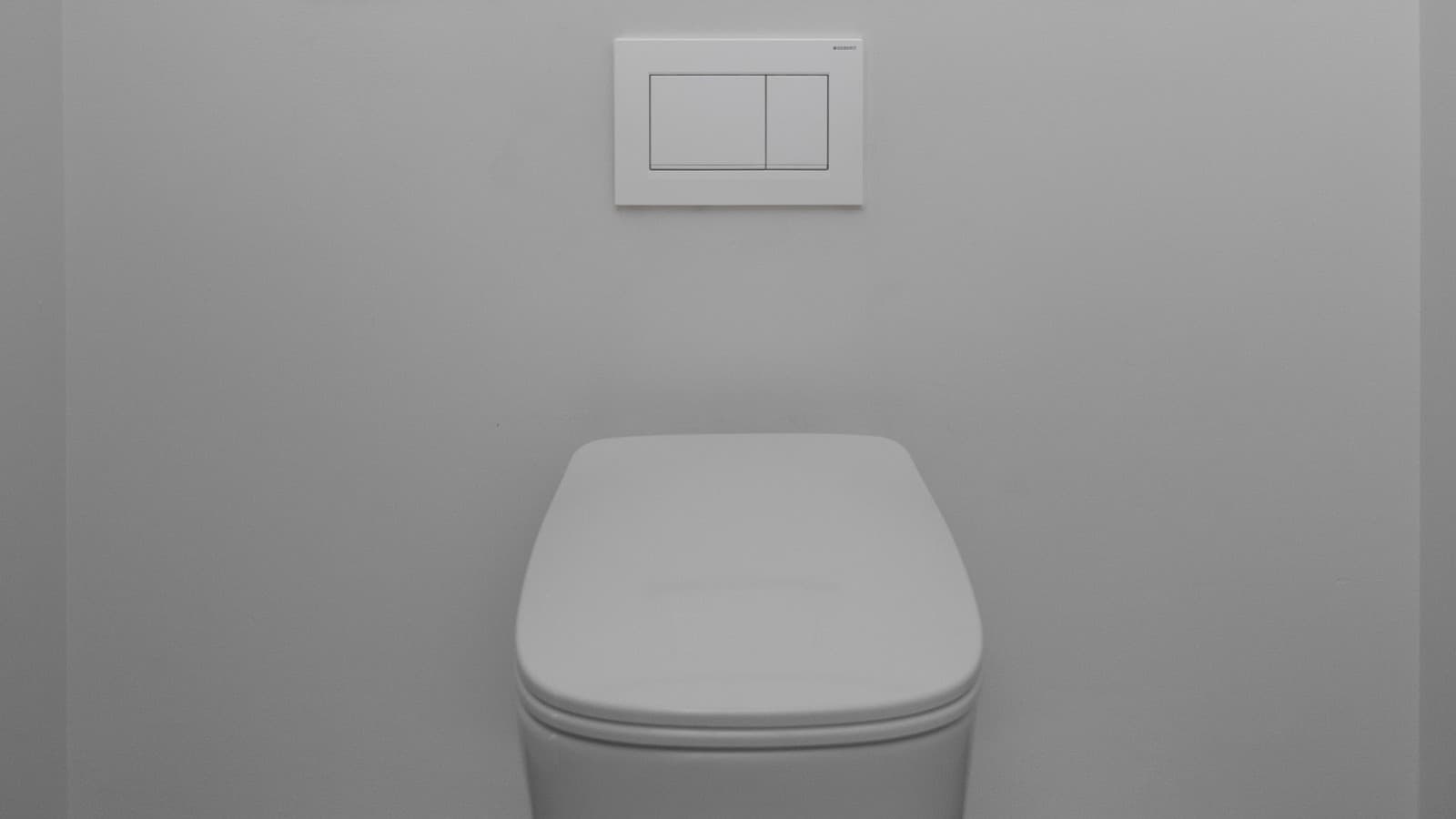 Salle de bains équipée d'une plaque de commande Geberit Sigma30 (© Geberit) Salle de bains équipée d'une plaque de commande Geberit Sigma30 (© Geberit)