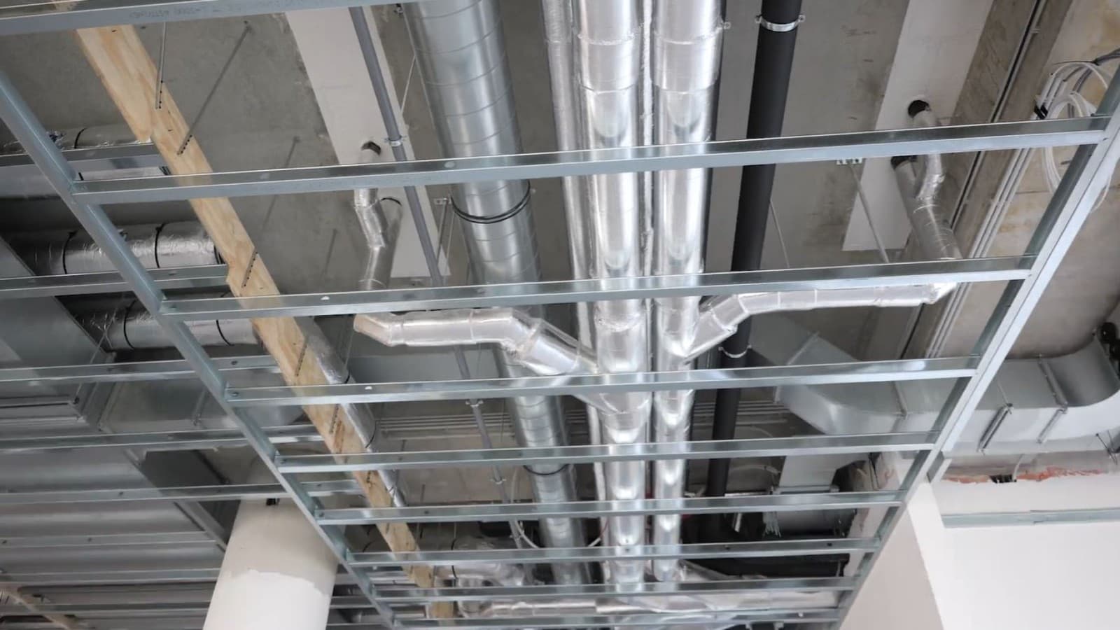 Colonnes de chute réalisées avec la technologie Geberit SuperTube et Geberit Silent-Pro, complétées par Geberit PE pour l’évacuation des eaux pluviales. Colonnes de chute réalisées avec la technologie Geberit SuperTube et Geberit Silent-Pro, complétées par Geberit PE pour l’évacuation des eaux pluviales.