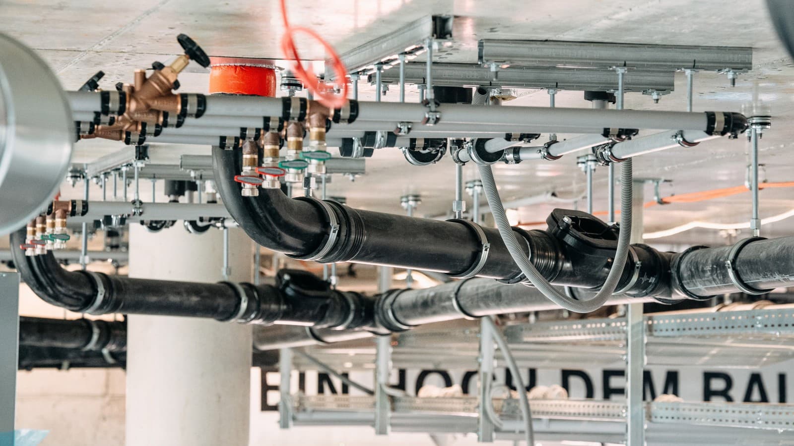De Silent-Pro SuperTube technologie maakt het mogelijk om de afvalwaterverzamelleiding over zes meter zonder helling te leiden (© Tobias Singer) De Silent-Pro SuperTube technologie maakt het mogelijk om de afvalwaterverzamelleiding over zes meter zonder helling te leiden (© Tobias Singer)