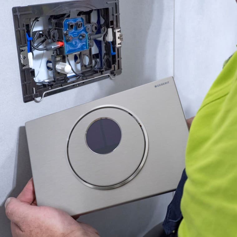 Installatie van de Geberit Sigma10 bedieningsplaat Installatie van de Geberit Sigma10 bedieningsplaat