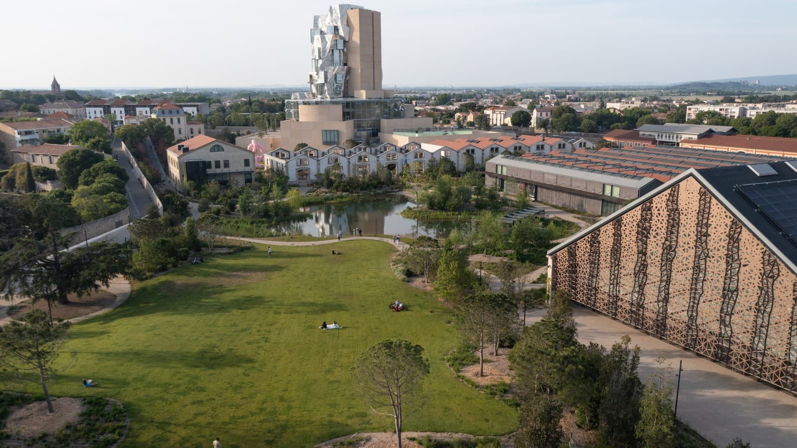 Het culturele centrum LUMA in Arles: op de voorgrond het studiopark en de grote evenementenhal, bovenaan de 56 meter hoge toren van Frank Gehry (© Rémi Bénali, Arles) Het culturele centrum LUMA in Arles: op de voorgrond het studiopark en de grote evenementenhal, bovenaan de 56 meter hoge toren van Frank Gehry (© Rémi Bénali, Arles)