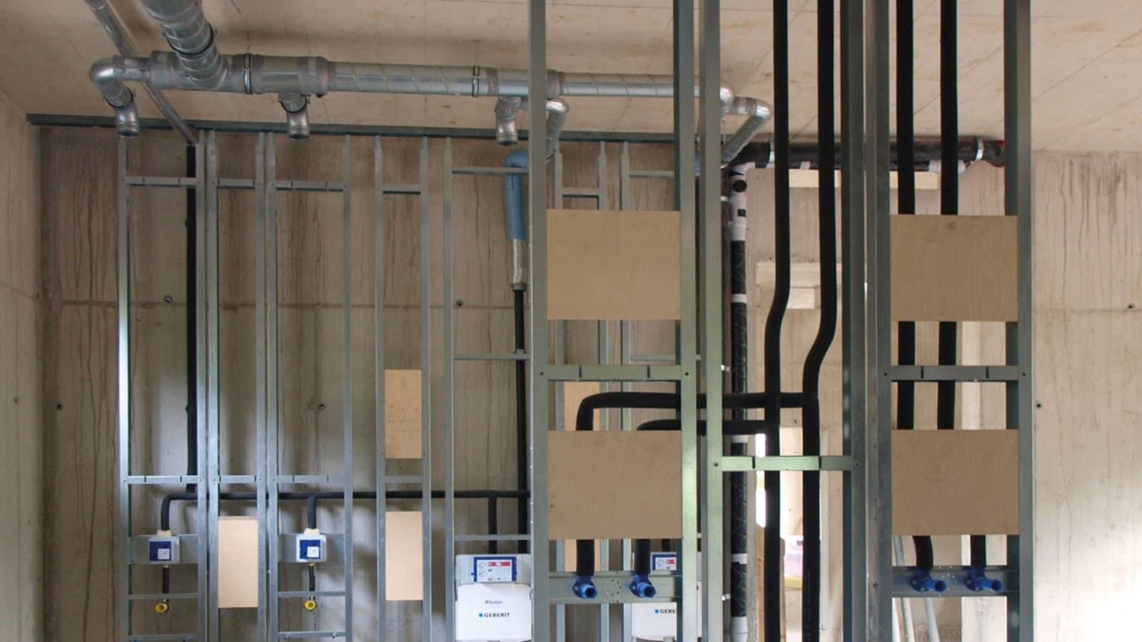 Hiervoor zijn maar weinig regenpijpen nodig - zodat de installatie relatief beperkt is (© Geberit) Hiervoor zijn maar weinig regenpijpen nodig - zodat de installatie relatief beperkt is (© Geberit)