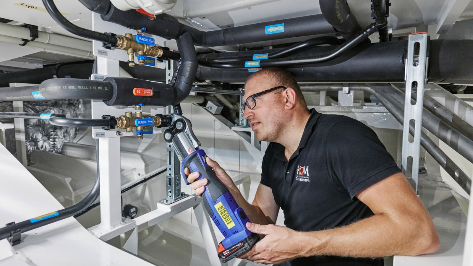 Met de persverbindingstechniek op basis van koudvervorming kun je buizen veilig verbinden zonder open vuur en zonder brandgevaar Met de persverbindingstechniek op basis van koudvervorming kun je buizen veilig verbinden zonder open vuur en zonder brandgevaar