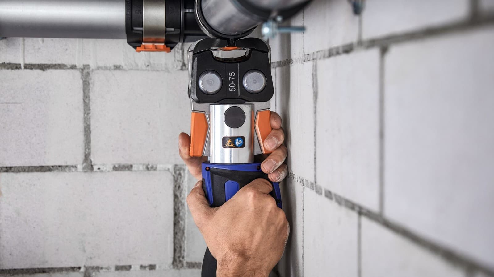 Geberit FlowFit peut être serti même dans les endroits exigus Geberit FlowFit peut être serti même dans les endroits exigus