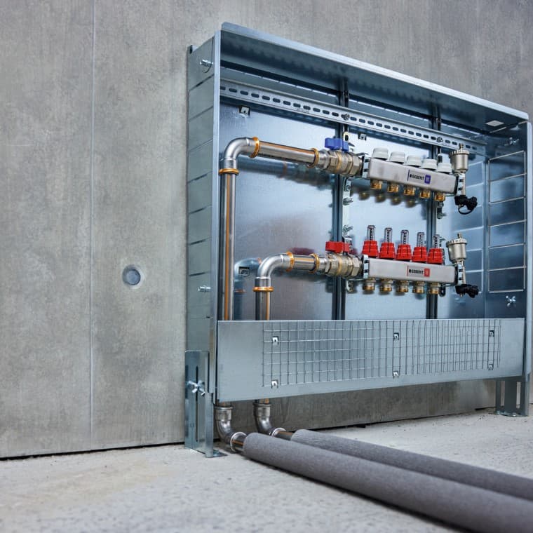 En technique du bâtiment pour les conduites de chauffage au sol, vers les radiateurs et les convecteurs. En technique du bâtiment pour les conduites de chauffage au sol, vers les radiateurs et les convecteurs.