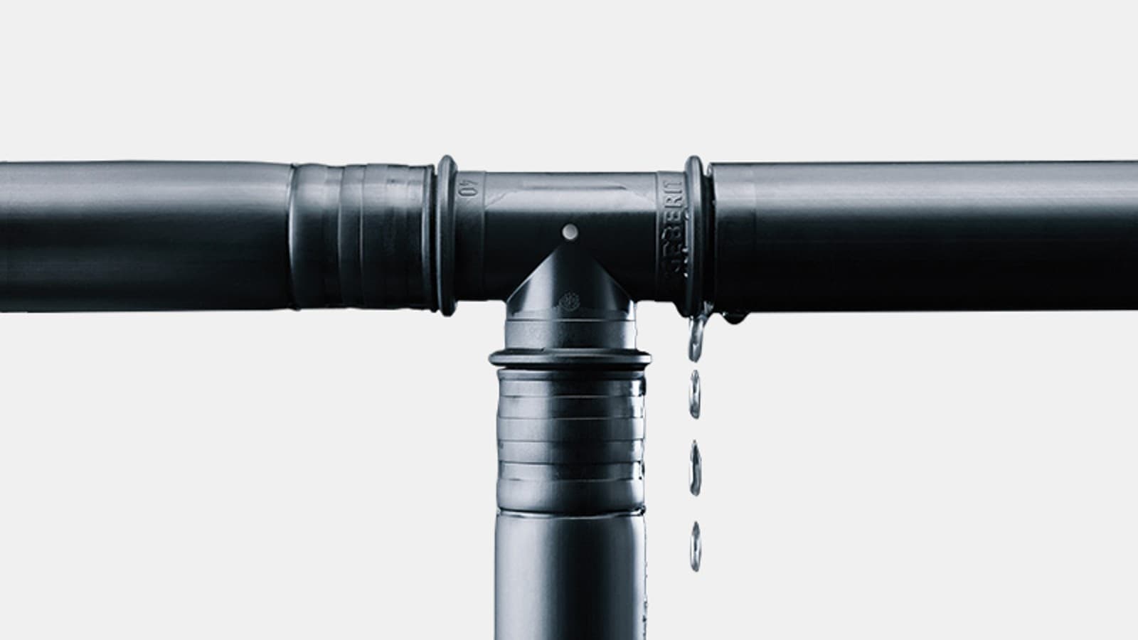 Les raccords Geberit Mepla non sertis sont facilement détectables lors du test de pression Les raccords Geberit Mepla non sertis sont facilement détectables lors du test de pression