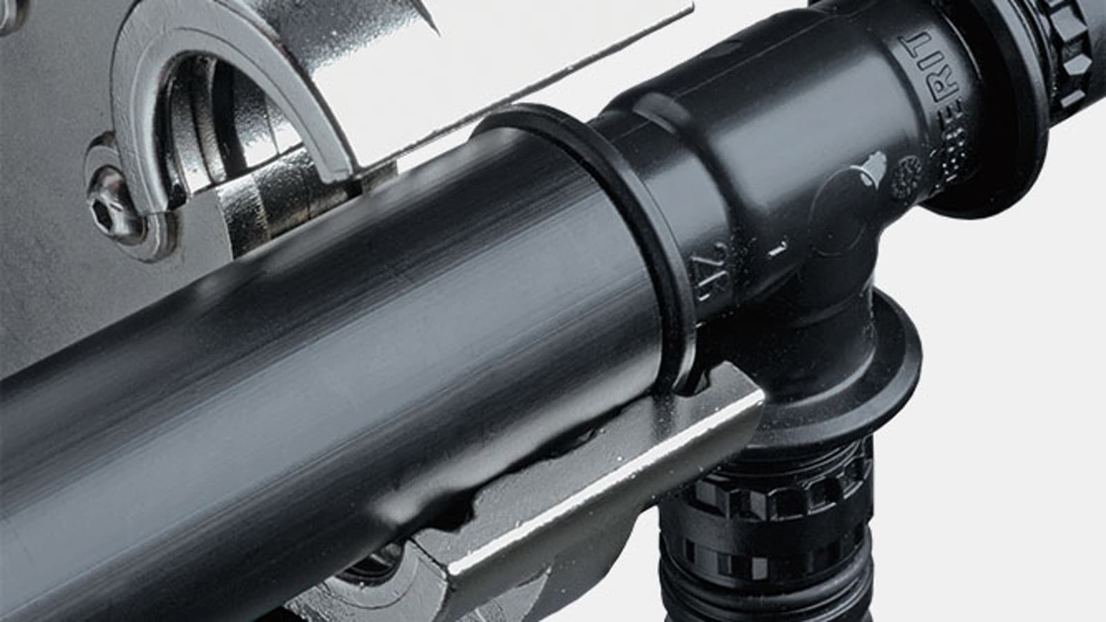 La butée empêche un mauvais positionnement de la sertisseuse sur Geberit Mepla La butée empêche un mauvais positionnement de la sertisseuse sur Geberit Mepla