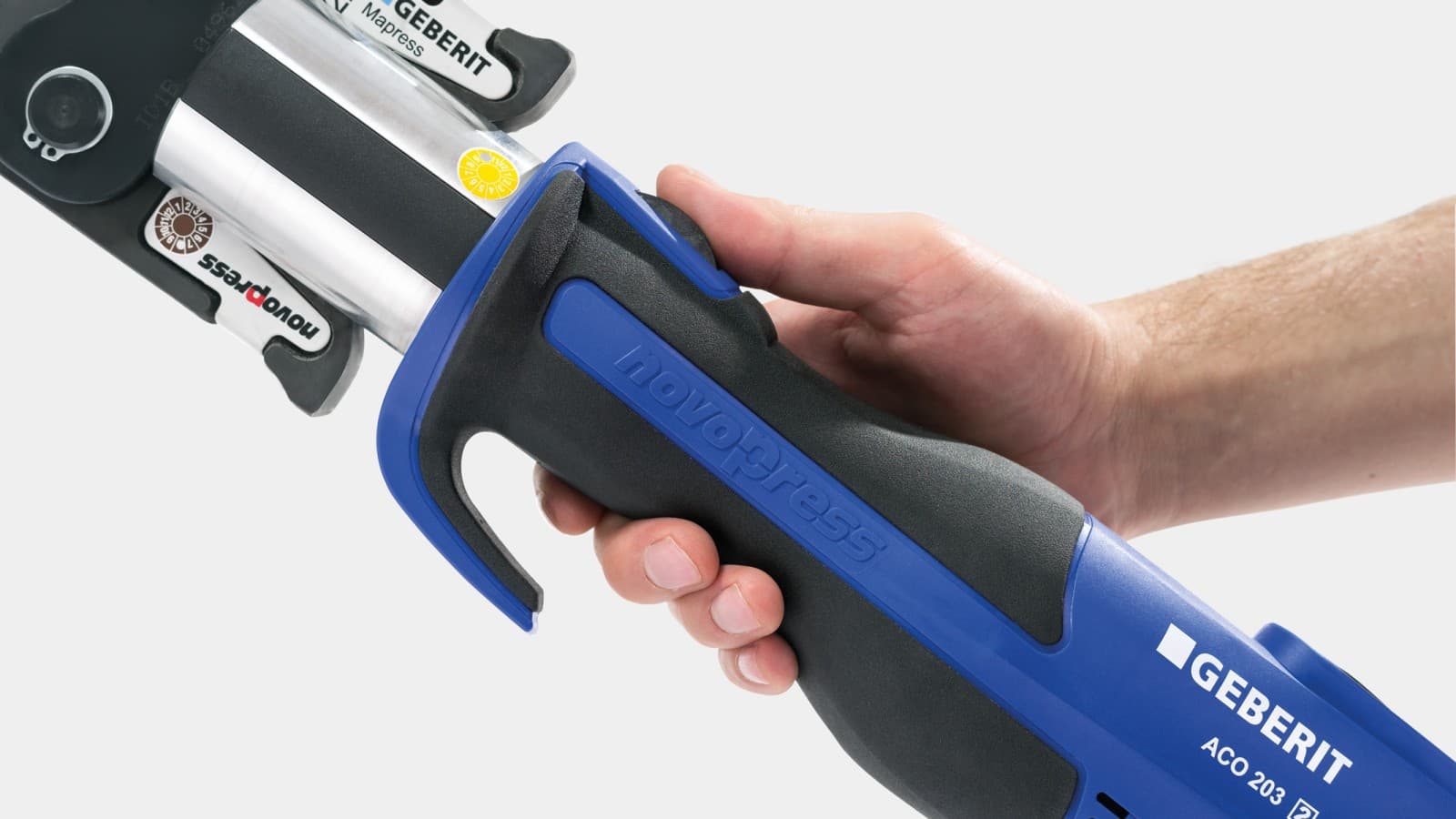 Ergonomische bediening van de persmachine met een slipvaste en compacte greep Ergonomische bediening van de persmachine met een slipvaste en compacte greep