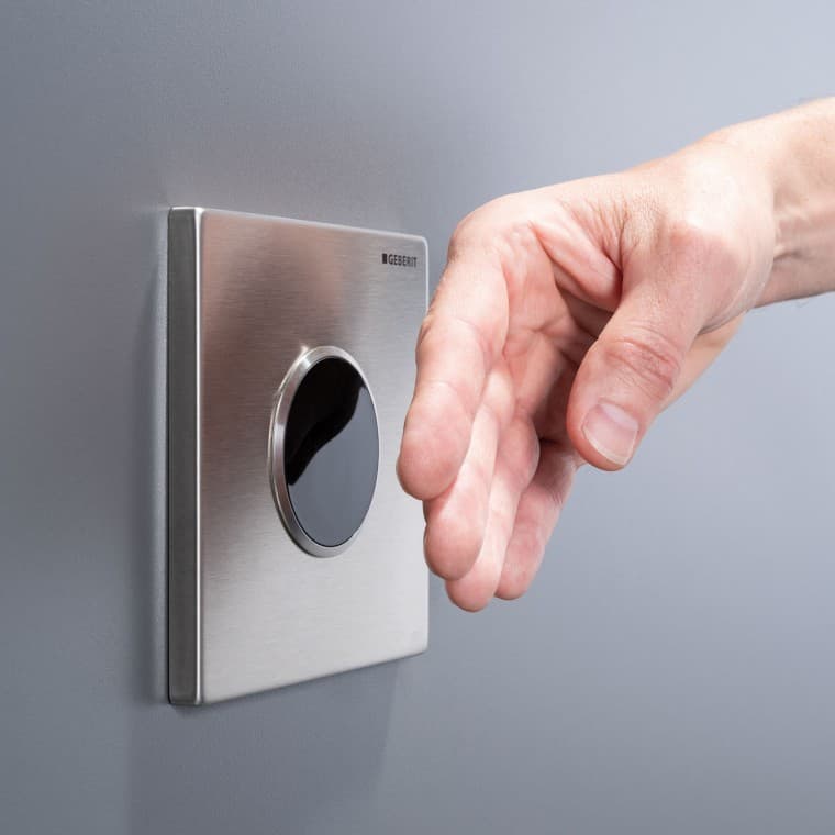 Les commandes d'urinoir sans contact avec détection infrarouge de l'utilisateur permettent une programmation en fonction des besoins et un déclenchement fiable de la chasse d'eau. Les commandes d'urinoir sans contact avec détection infrarouge de l'utilisateur permettent une programmation en fonction des besoins et un déclenchement fiable de la chasse d'eau.